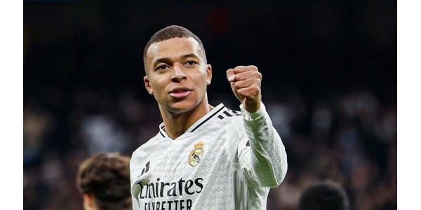 De strafschop van Kylian Mbappé ging in het doel van de tegenstander De strafschop van Kylian Mbappé ging in het doel van de tegenstander